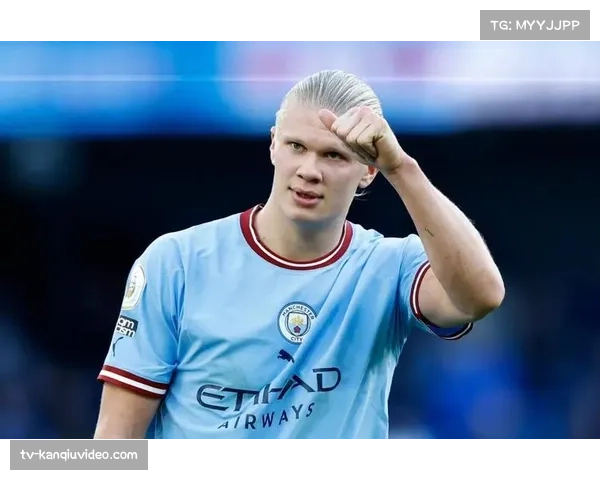 镜头记录：布伦特福德球员在角球防守中对曼城前锋哈兰德的严密盯防